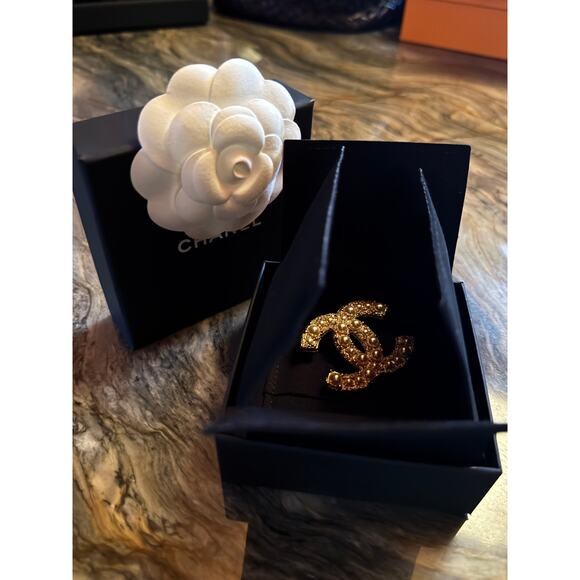 2025 Chanel Broach - Interlocking Cs - Picture 5 of 7